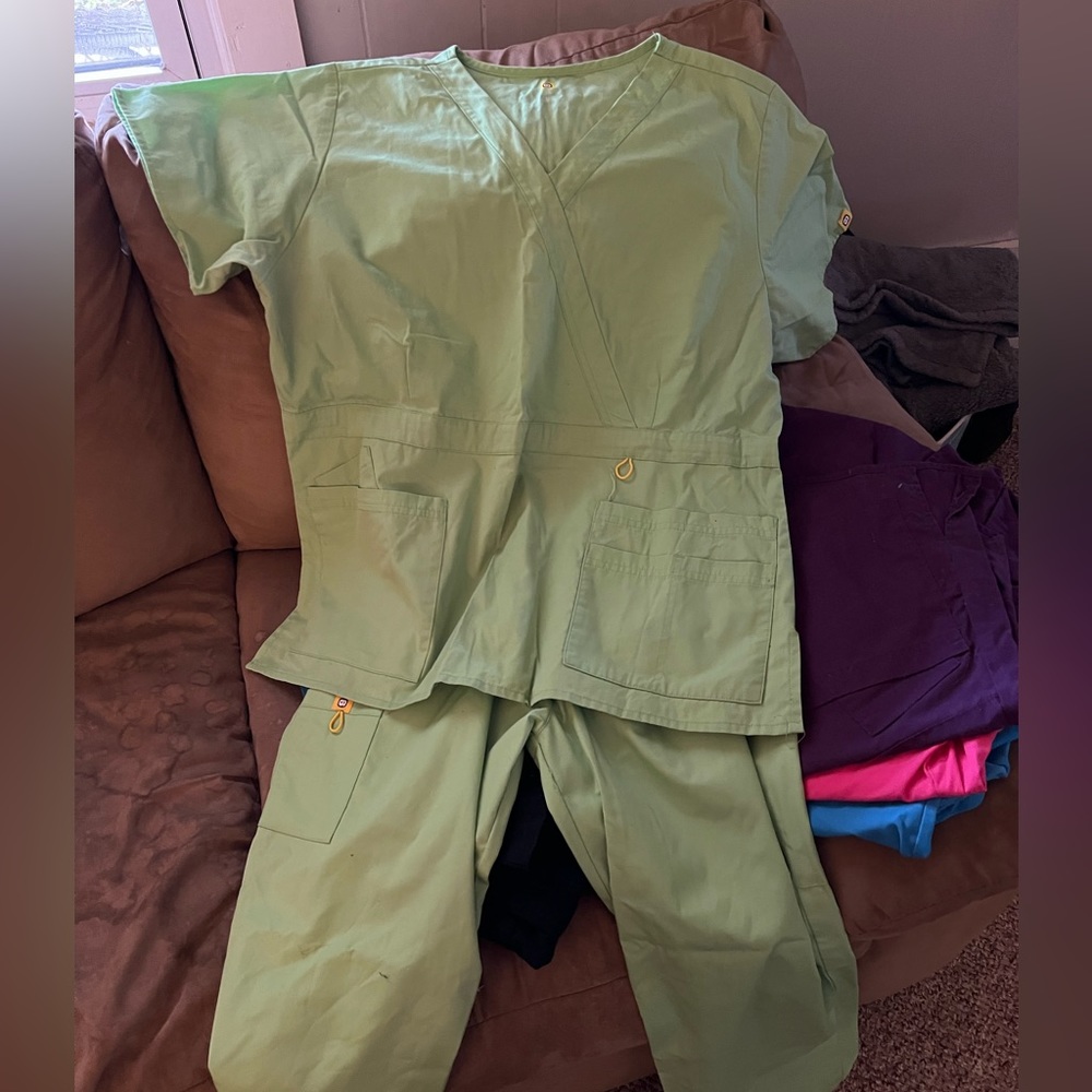 Wiki scrubs- great condition